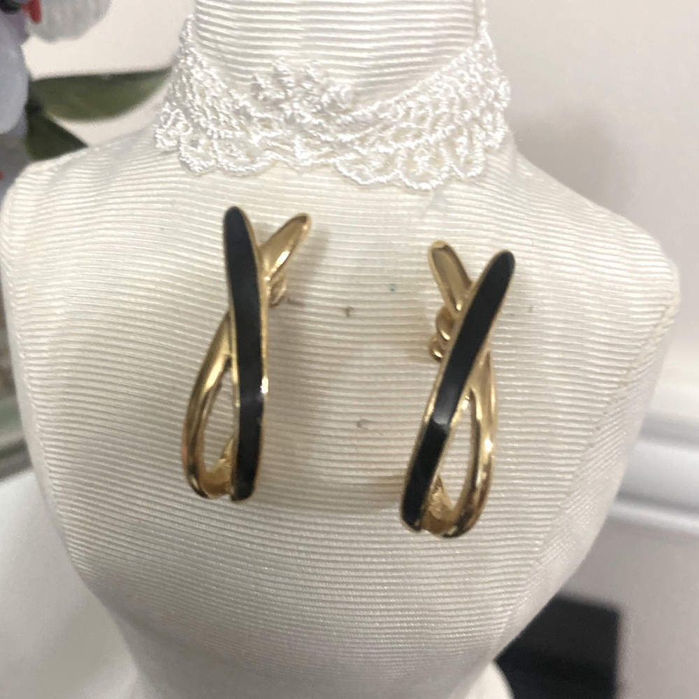 Vintage Trifari Crown gold plated earrings